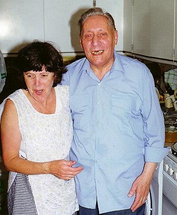 Lanes_father_and_Sueb.JPG (32659 bytes)