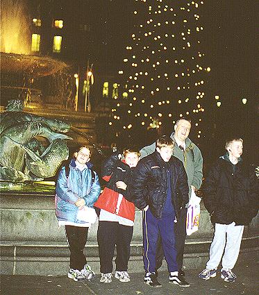 Trafalgar_Square3.JPG (49024 bytes)